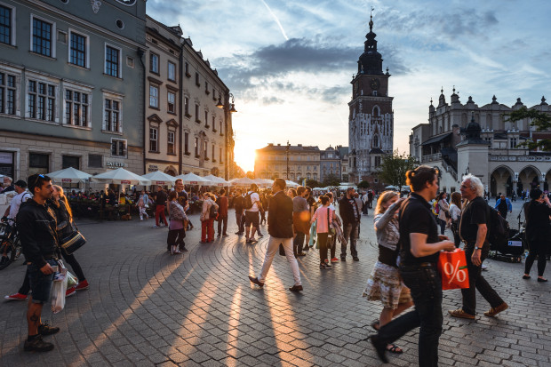 Dlaczego Polacy nie dostają pensji częściej niż raz w miesiącu