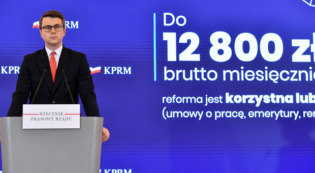 Rzecznik prasowy rządu Piotr Mueller podczas konferencji prasowej dotyczącej wprowadzenia w życie tzw. Polskiego Ładu. (fot. PAP/Piotr Nowak) "Polski Ład to największe w historii nowe obciążenia podatkowe dla przedsiębiorców"