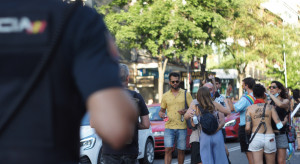 Hiszpańscy policjanci będą pracować w cywilnych ubraniach, bo nie ma mundurów