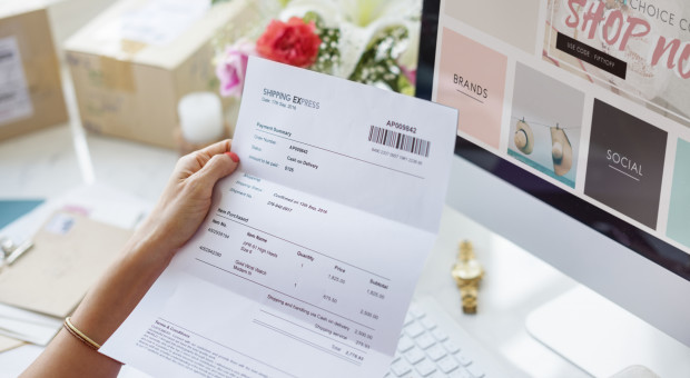 Zdaniem ekspertów Krajowy System e-Faktur, który umożliwia elektronicznie wysyłanie faktur, jest pełen błędów (fot. freepik.com/rawpixel.com) System e-Faktur pełen błędów