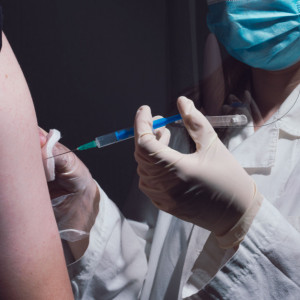 Rząd przyjmie stanowisko wobec projektu weryfikacji szczepień przez pracodawców