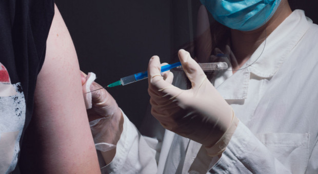Rząd przyjmie stanowisko wobec projektu weryfikacji szczepień przez pracodawców