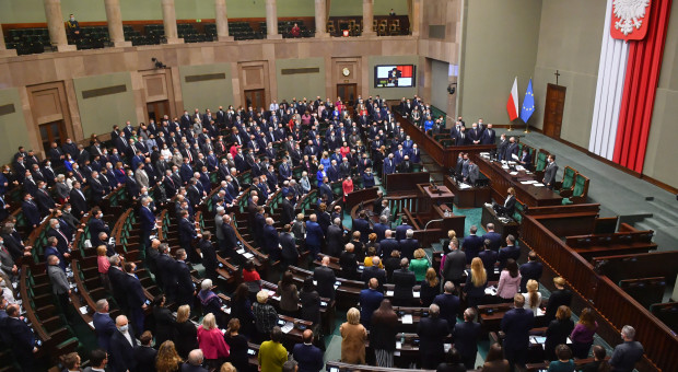 Projekt ustawy o szczególnych rozwiązaniach dotyczących ochrony życia i zdrowia obywateli w okresie epidemii COVID-19 wniosła w czwartek grupa posłów PiS (fot. PAP/Radek Pietruszka) Weryfikacja covidowa w poniedziałek w Sejmie