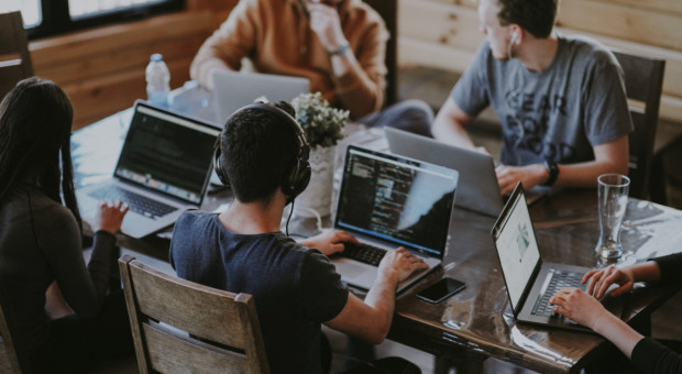 Dobrze wybrany kierunek studiów to duży plus na starcie kariery (fot. unsplash.com/Annie Spratt) 8 kierunków studiów, po których pracę dostaniesz od ręki