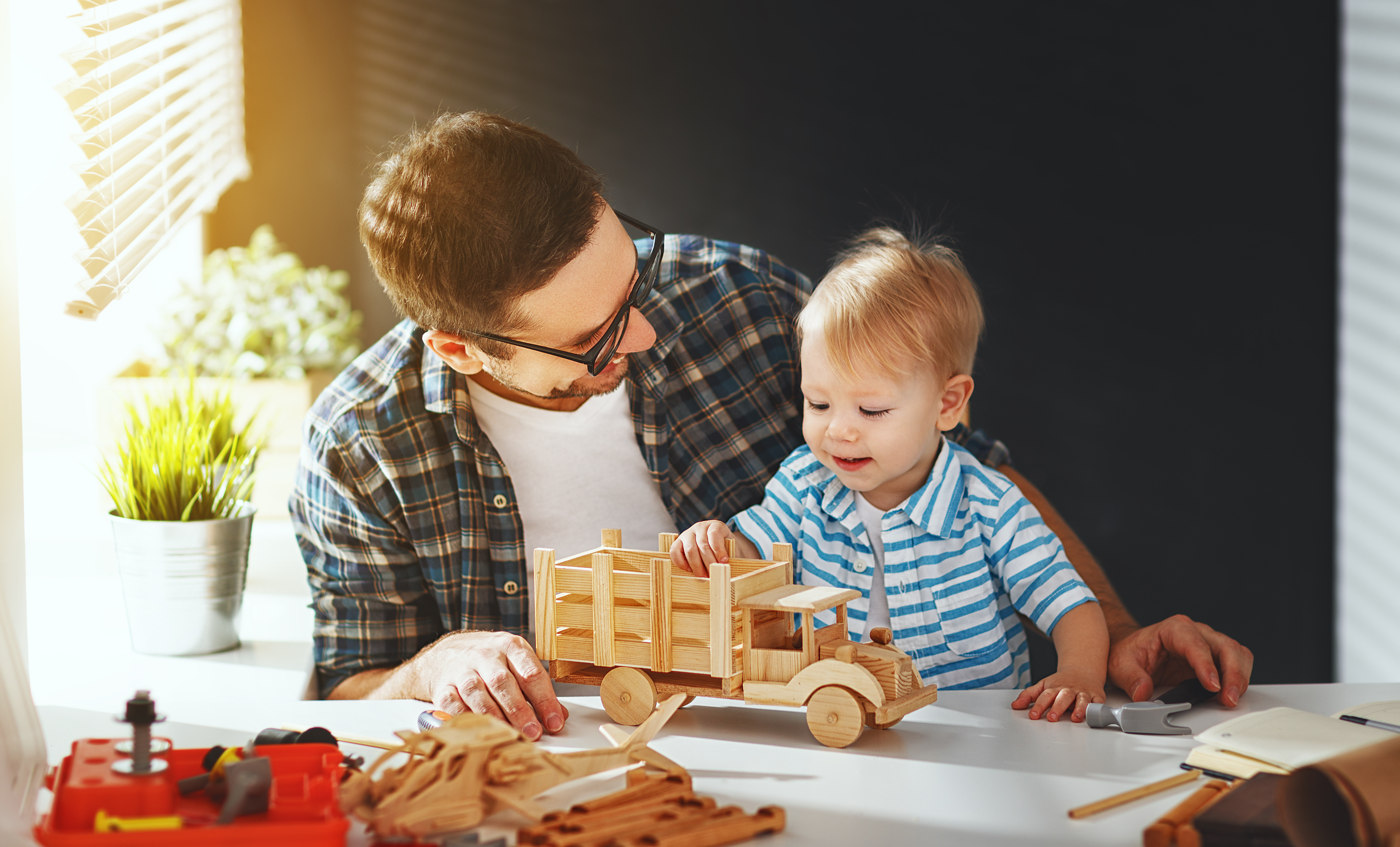 Zgodnie z nowymi przepisami skróci się okresu, w którym będzie możliwe skorzystanie przez pracownika z urlopu ojcowskiego - z 24 do 12 miesięcy od dnia urodzenia dziecka (Fot. Shutterstock)