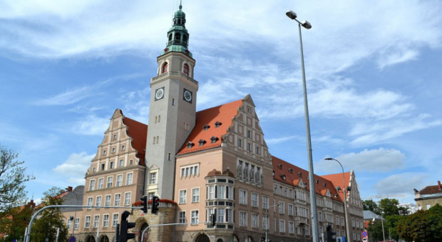 Pracownicy ratusza domagają się 1,5 tys. zł podwyżki, a pozostałych placówek - 700 zł (fot. Krystian Cieślik/CC BY-SA 3.0) Olsztyńska budżetówka nie dogadała się z prezydentem. "90 proc. zarabia minimalną krajową"