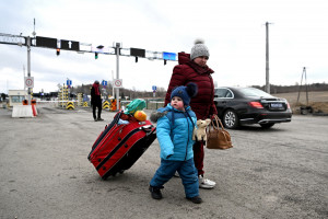 Ukrainki z dziećmi jadą do Polski. Gdzie czeka praca, jak ją znaleźć?