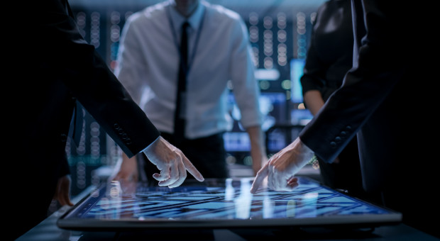 Autorytet CFO powinien gwarantować pewność i bezpieczeństwo. Zdarzenia o dużym ciężarze jak wojna lub pandemia uwalniają w ludziach dużo emocji (Fot. Shutterstock.com) Dyrektorzy finansowi o zarządzaniu w czasach kryzysu i wojny. "Brak etyki się nie opłaci"