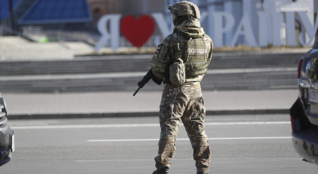 Ukraiński żołnierz w Kijowie (Fot. PAP/EPA/ZURAB KURTSIKIDZE) Czy Polacy mogą służyć w ukraińskim wojsku?