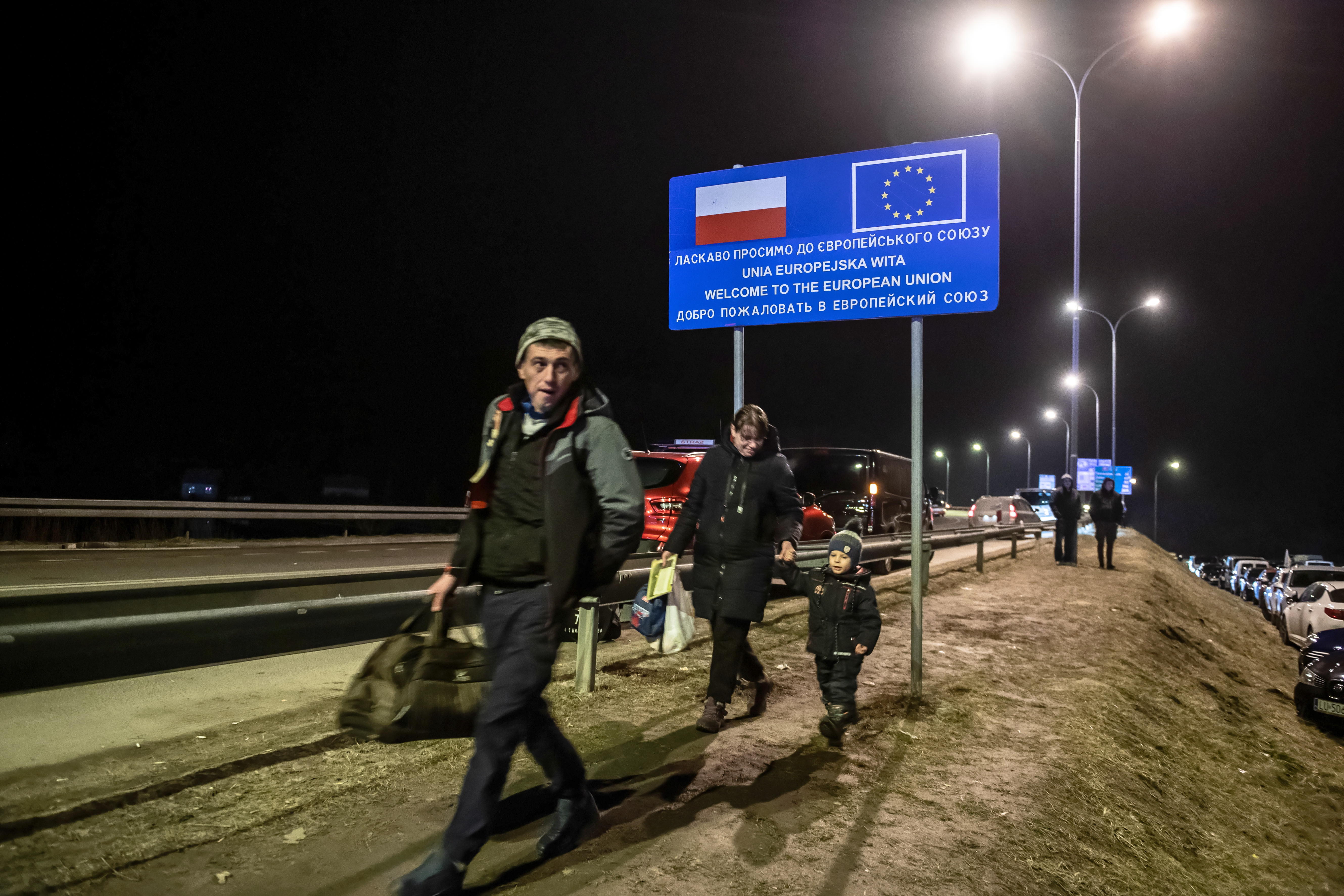 Sytuacja na polsko-ukraińskim przejściu granicznym w miejscowości Hrebenne (Fot. PAP/Wojtek Jargiło)
