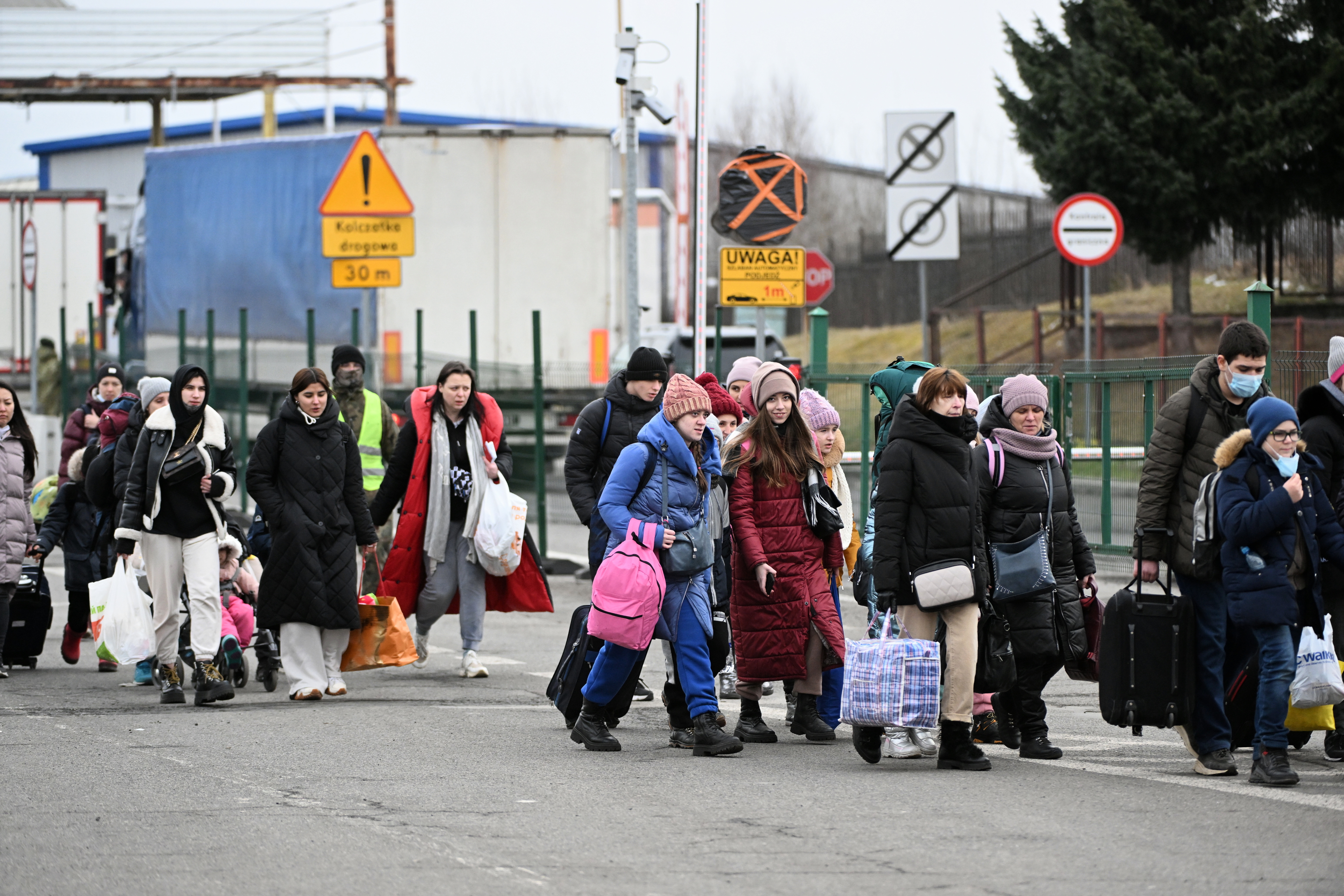 Uchodźcy z Ukrainy na polsko-ukraińskim przejściu granicznym w Korczowej (Fot. PAP/Darek Delmanowicz)