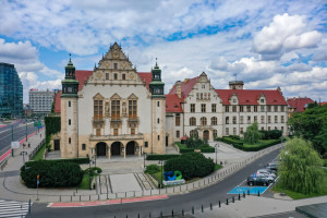 Uniwersytet im. Adama Mickiewicza pomoże uczyć uchodźców polskiego