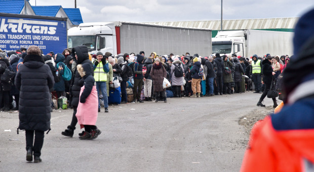 Uchodźcy przed przejściem granicznym Krakowiec-Korczowa na granicy ukraińsko-polskiej (fot. PAP/Vitaliy Hrabar) 130 firm z Pomorza ma pracę dla Ukraińców
