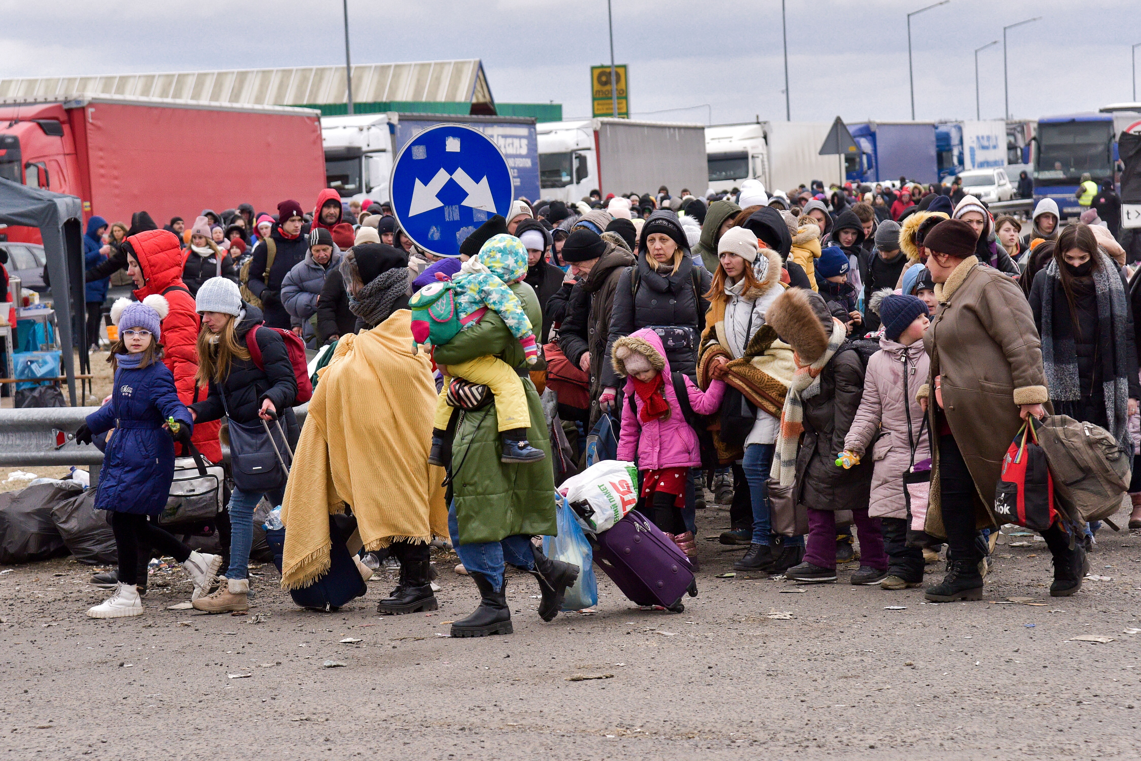 Uchodźcy przed przejściem granicznym Krakowiec-Korczowa (fot. PAP/Vitaliy Hrabar)