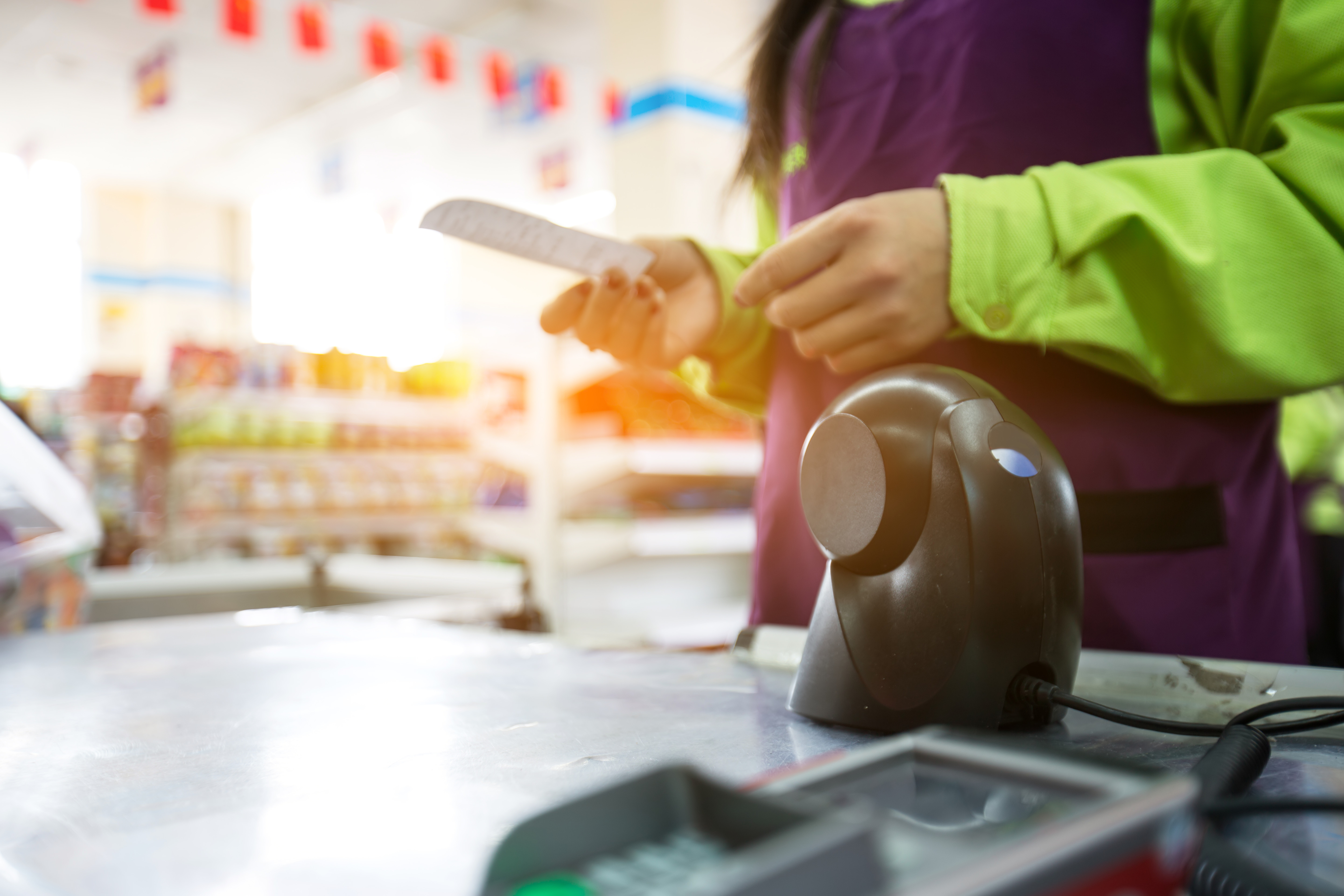 Czy kasjerzy powinni się obawiać o swoją pracę? (Fot. Shutterstock)