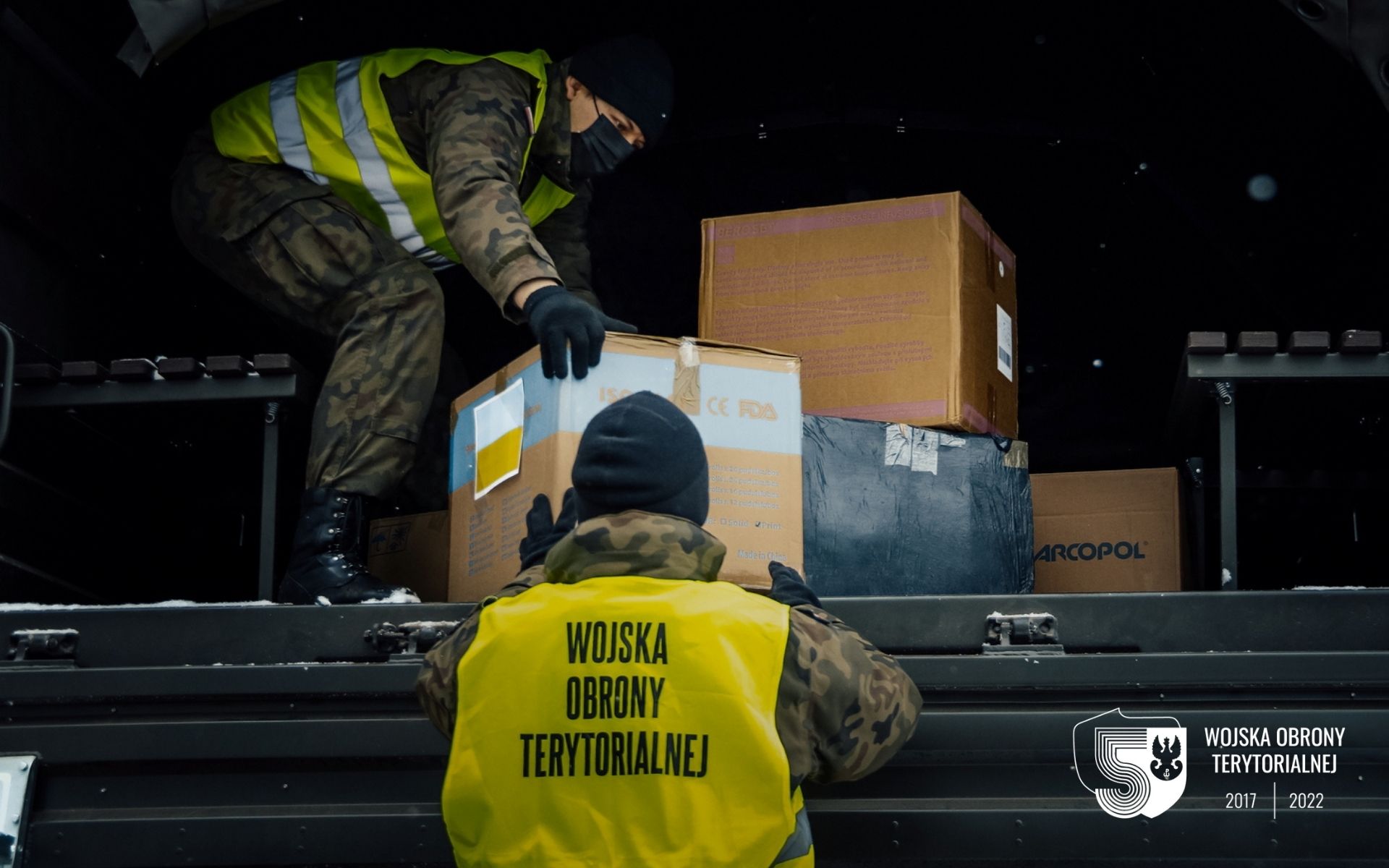 Terytorialsi z 1. Podlaskiej Brygady OT pomagają w przyjęciu transportu i składowaniu medykamentów dla uchodźców w Ukrainy. (fot. WOT)
