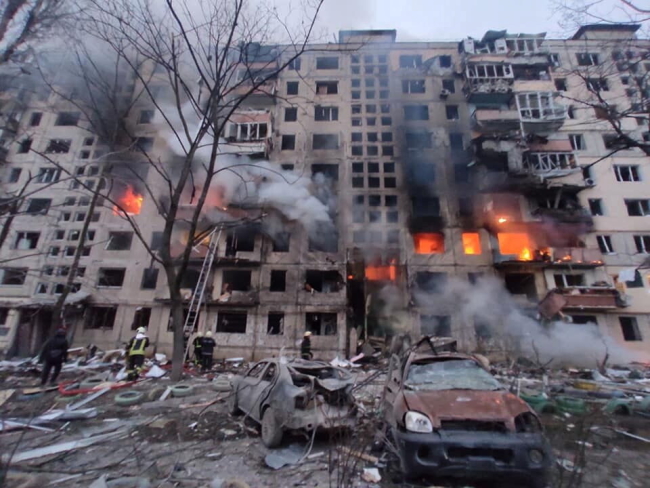 Tyle zostało z bloku w Kijowie po rosyjskim bombardowaniu (fot. PAP/VROU)