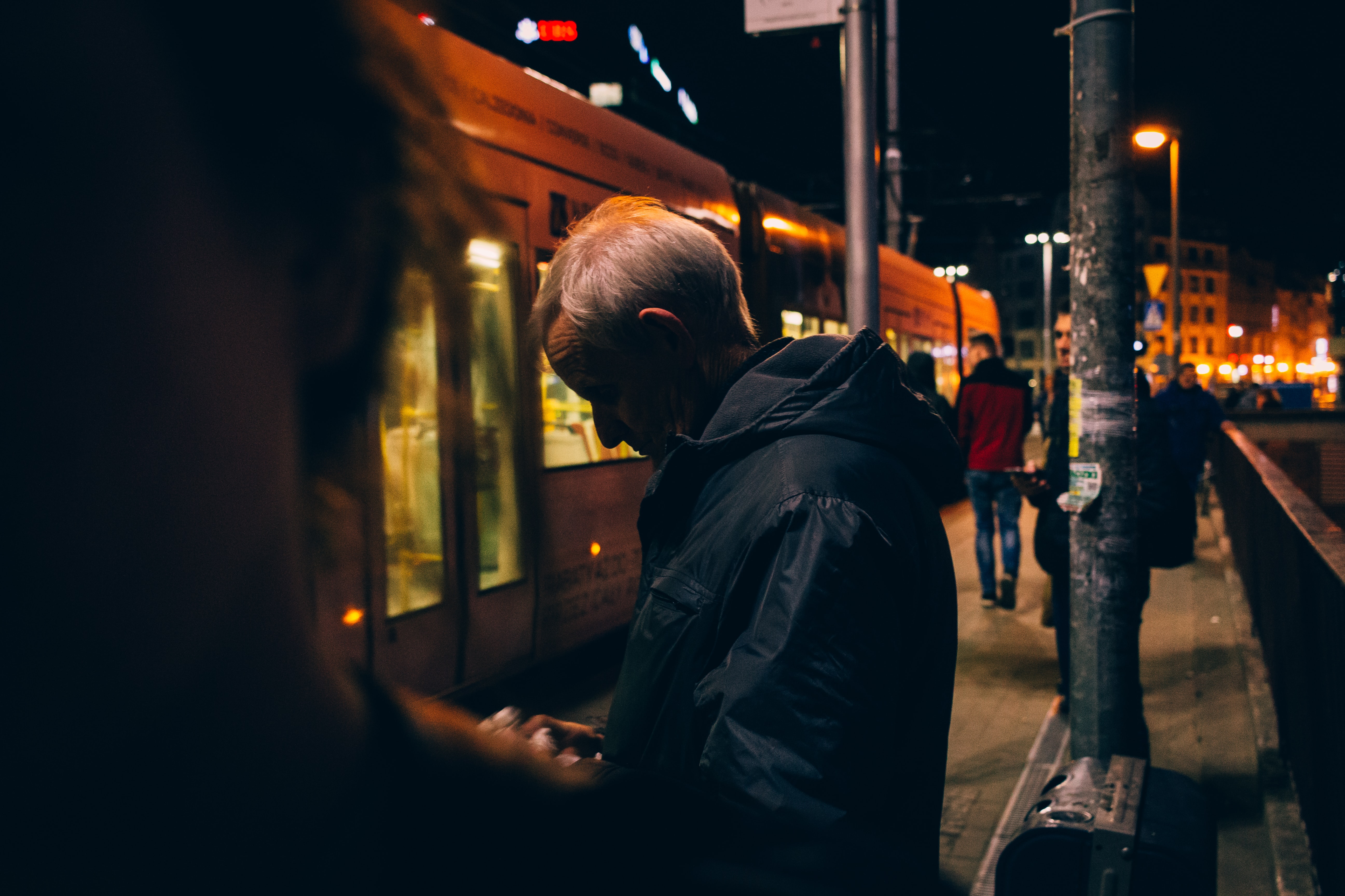 Istnieją grupy zawodowe, które mogą liczyć na zwrot kosztów dojazdu do pracy poza miejscem zamieszkania (fot. Mykyta Martynenko/Unsplash)