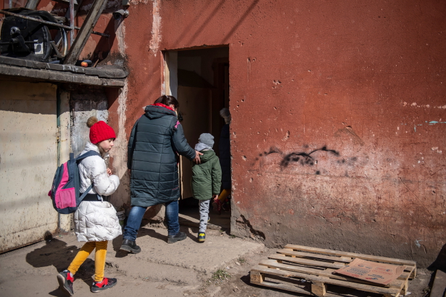 Punkt humanitarny w jednej z dzielnic Lwowa (fot. PAP/Wojtek Jargiło)