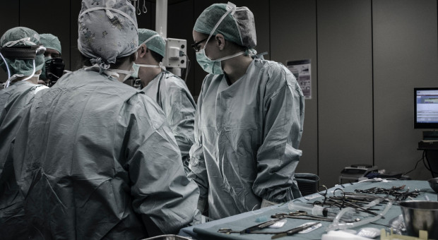 Szpital w Rybniku rozważa zatrudnienie uchodźców. Ma poważne braki kadrowe. (Fot. unsplash.com/PironGuillaume) Lekarze z Ukrainy uzupełnią braki kadrowe w rybnickim szpitalu?