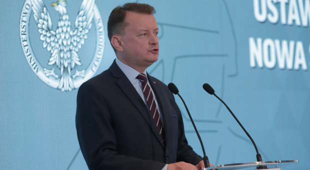 Minister obrony narodowej Mariusz Błaszczak podczas konferencji "Ustawa o obronie Ojczyzny - Nowa Siła Wojska Polskiego" w Akademii Sztuki Wojennej w Warszawie (fot. PAP/Rafał Guz) Polska się zbroi. Minister chce 300-tysięcznej armii