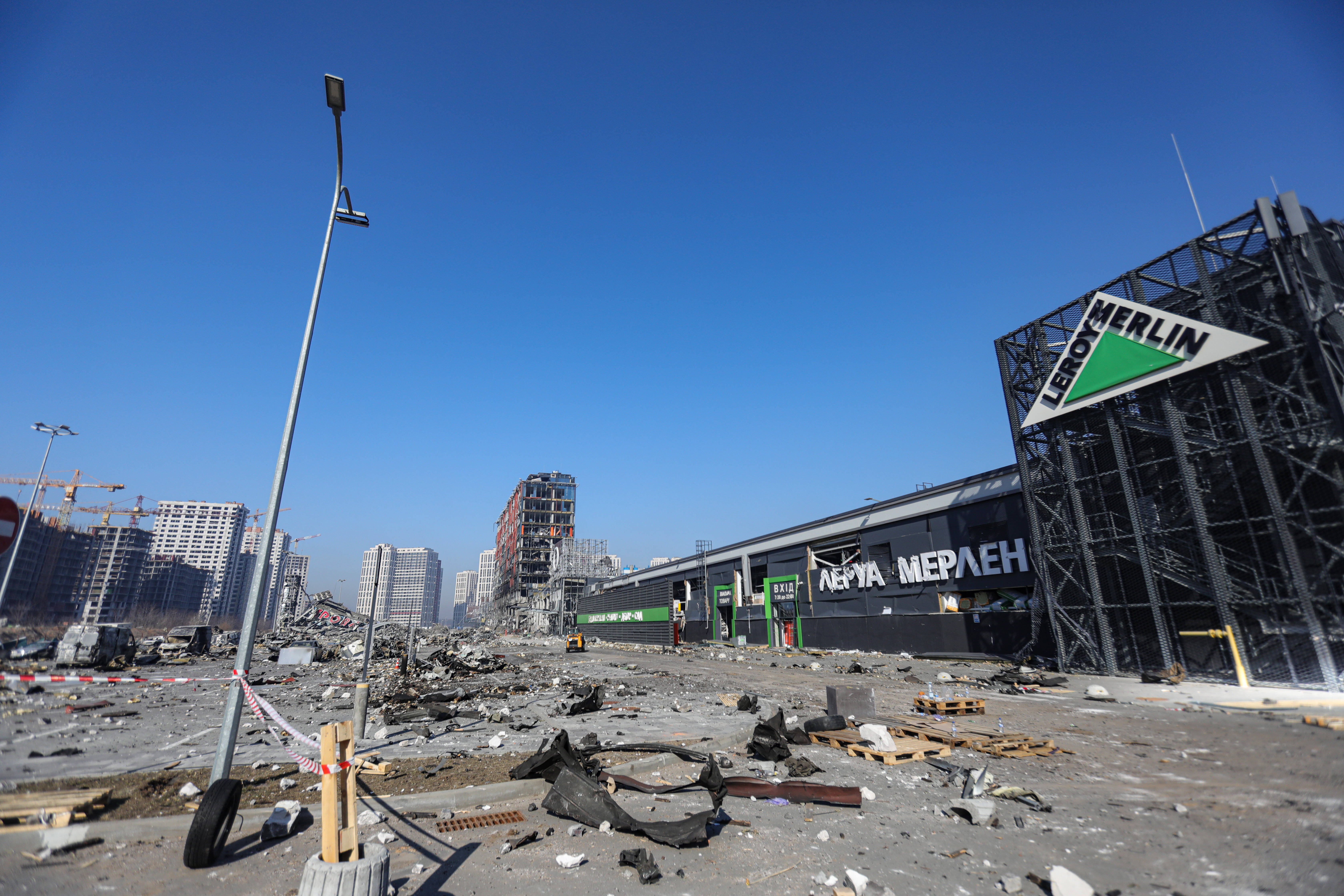 Zniszczony w wyniku ostrzału sklep francuskiej sieci Leroy Merlin w Kijowie (fot. PAP/Ukrinform)