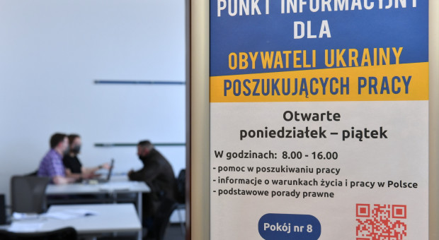Punkt wsparcia dla Ukraińców poszukujących pracy w Gdańsku (fot. PAP/Adam Warżawa) Będą kolejne ułatwienia dla Ukraińców z PESEL-em