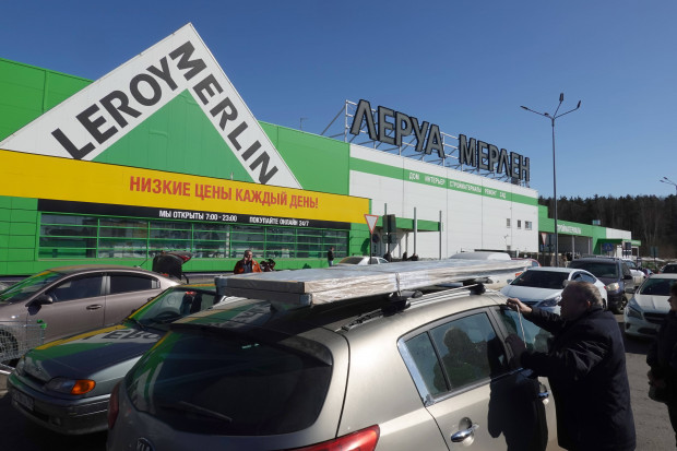 Zostali w Rosji i tracą. Na razie duzi, potem ucierpią mniejsi pracodawcy