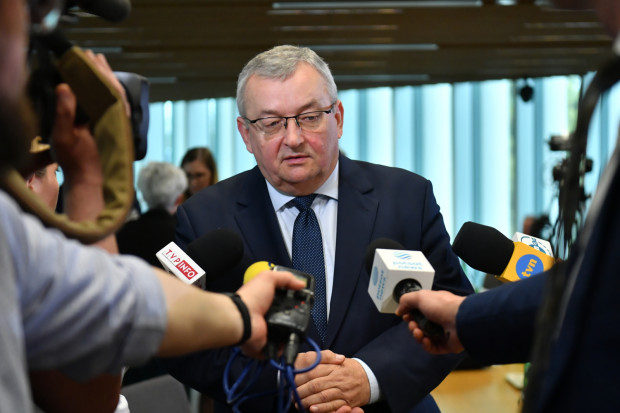 Adamczyk apeluje do kontrolerów ruchu lotniczego o przyjęcie propozycji PAŻP