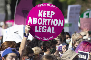 Firmy pomogą pracownicom ominąć zakaz aborcji