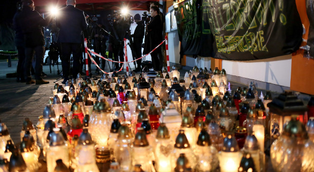 Znicze przed kopalnią węgla kamiennego Borynia-Zofiówka Ruch Zofiówka w Jastrzębiu-Zdroju (fot. PAP/Zbigniew Meissner) Górniczy związkowcy chcą wyciągnięcia konsekwencji wobec Jacka Sasina