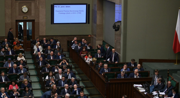 Według rządu na zmianach w podatkach zyska ponad 13 mln podatników, a po reformie w kieszeniach Polaków zostanie dodatkowe 15 mld zł (fot. PAP/Marcin Obara) Sejm przyjął nowelizację Polskiego Ładu. Podatek dochodowy obniżony do 12 proc.