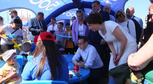 Morawiecki przekonywał, że "rodzina jest w sercu" polityki rządu. (fot. PAP/Tomasz Wojtasik) Emerytura za wychowanie dzieci, bo to też "praca na rzecz społeczeństwa"
