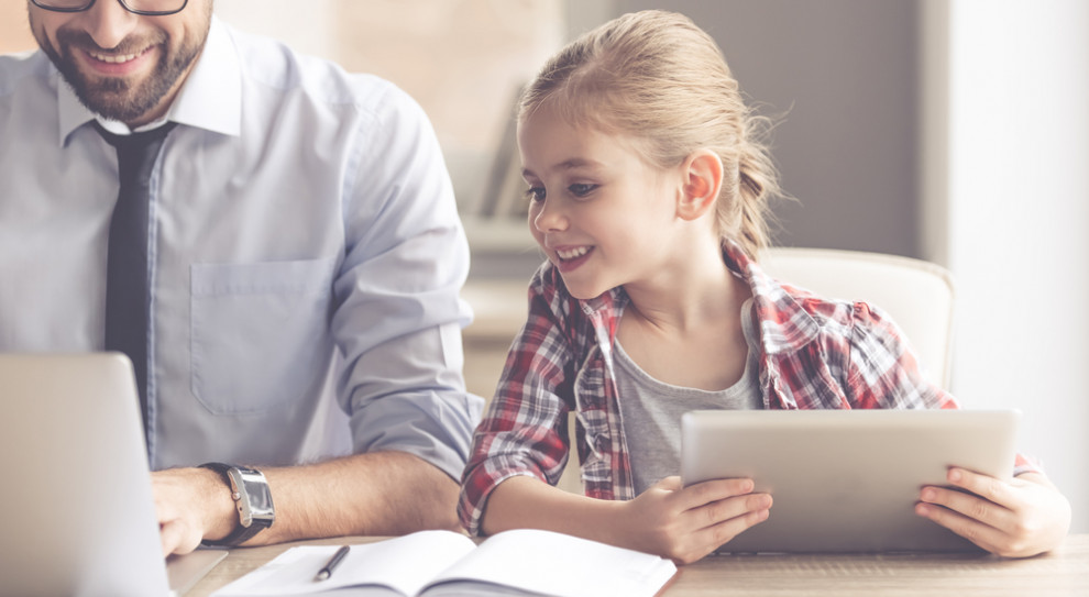 Projekt Kodeksu zakłada także wydłużenie wymiar urlopu rodzicielskiego (Fot. Shutterstock)