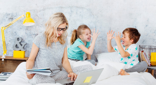 Kobiety z dziećmi częściej pracują w niepełnym wymiarze godzin (Fot. Shutterstock) Kobiety z dziećmi częściej wybierają pracę w niepełnym wymiarze godzin