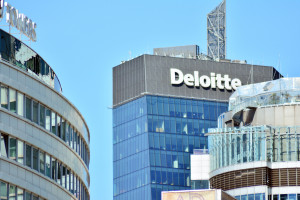 Deloitte kusi studentów. Organizuje płatne praktyki