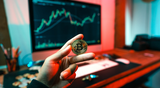 Coinbase wylicza, że wydatki restrukturyzacyjne jakie poniesie firma sięgać mogą 40-45 mln dolarów (fot. Art Rachen/Unsplash) Coinbase zwalnia pracowników i ostrzega przed "kryptozimą"