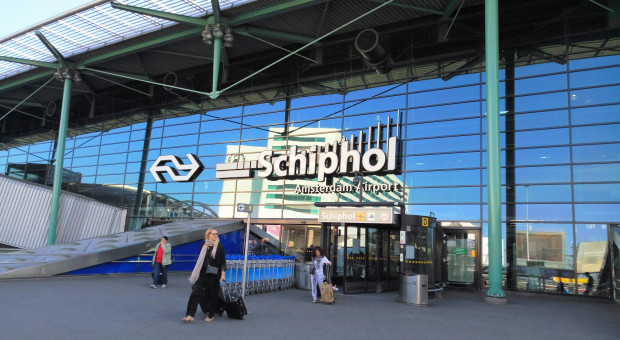 Kolejne linie odwołują loty z lotniska Schiphol. Winne braki kadrowe i strajki