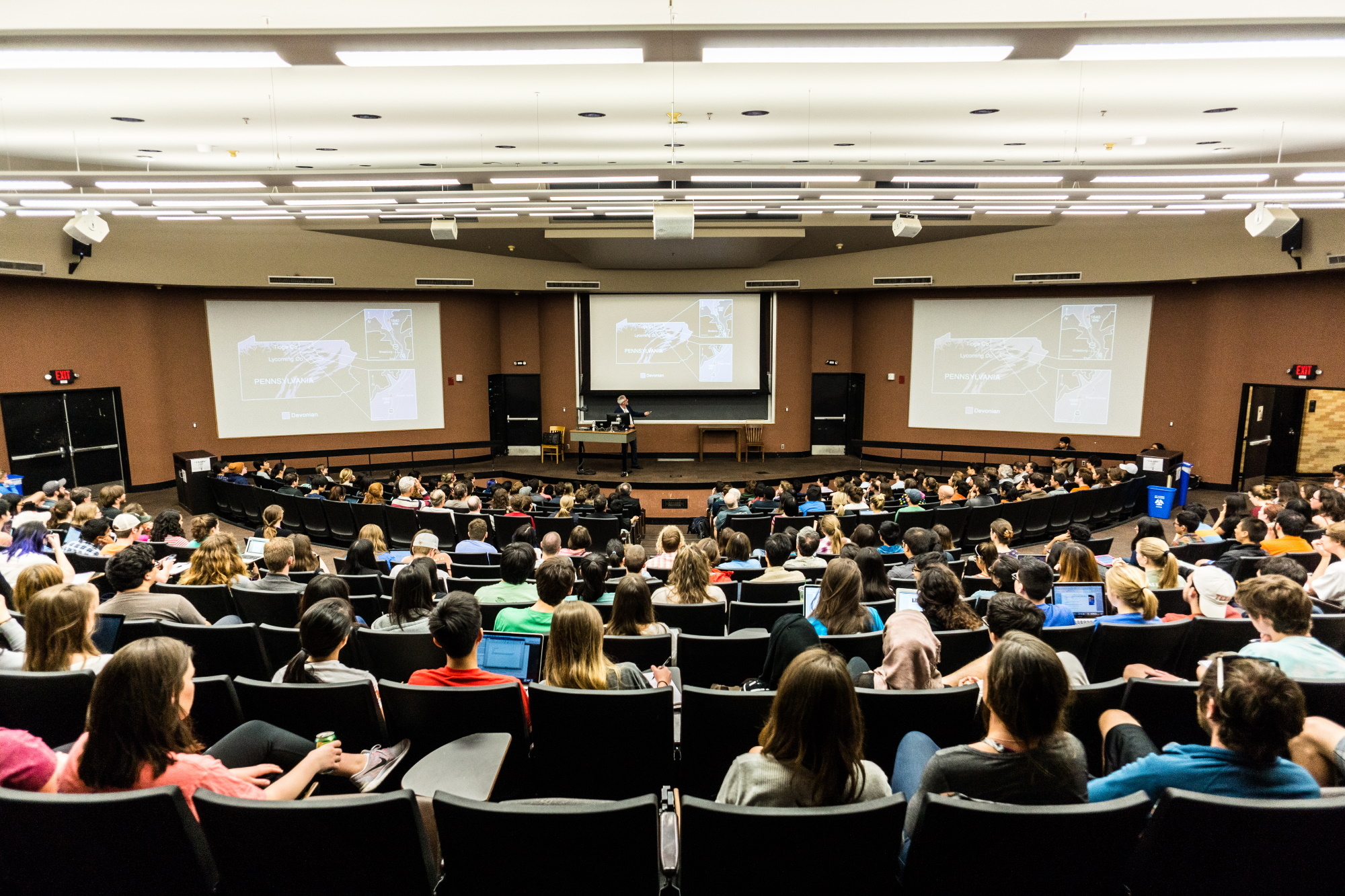 Studenci dużo bardziej doceniają uczelnie, które współpracują z biznesem (Fot. Shutterstock)