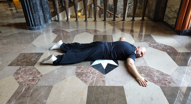 Chętni na chłodzenie przez przytulanie do marmuru mogą przyjść do PKZ w niedzielę 3 lipca o godz. 11. (fot. Facebook/Pałac Kultury Zagłębia) Pracownicy Pałacu Kultury Zagłębia chłodzą się w nietypowy sposób. Zapraszają chętnych