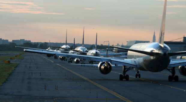 Brak personelu i podwyżki cen biletów - branża lotnicza ze znaczącymi problemami