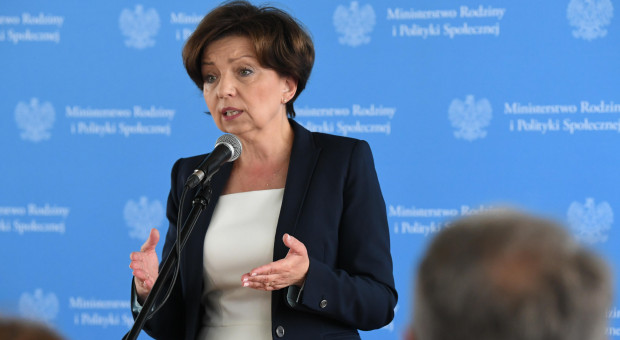 Obecnie na czele resortu pracy stoi Marlena Maląg (fot. PAP/Grzegorz Michałowski) W ministerstwie pracy ubyło pracowników, ale przybyło pieniędzy na pensje