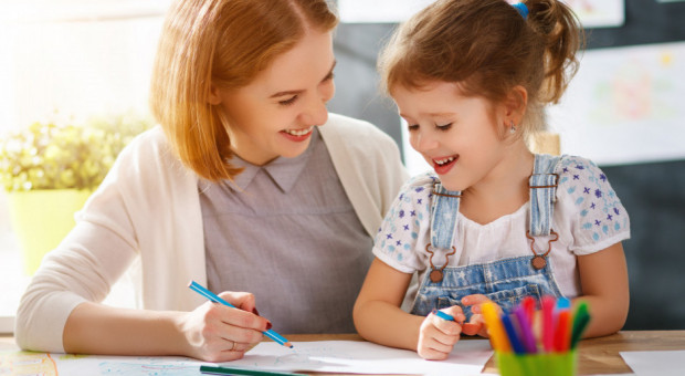 W Senacie jest ustawa, która przewiduje podwyżki dla nauczycieli (fot. shutterstock) Resort edukacji planuje "zdecydowanie" wyższe podwyżki dla początkujących nauczycieli