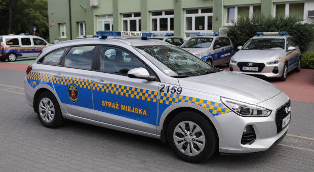 Strażnicy miejscy w Warszawie chcą więcej zarabiać (fot. PAP/Albert Zawada ) Warszawscy strażnicy miejscy nie wyjechali na ulice. Chcą podwyżek