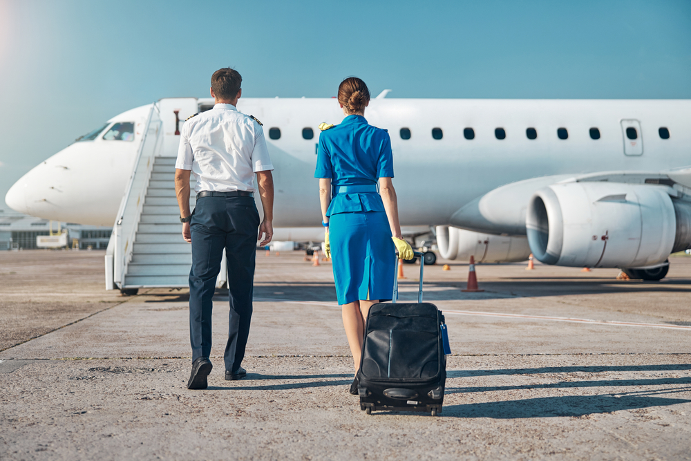 Linie lotnicze muszą więc zintensyfikować procesy rekrutacyjne, aby jak najszybciej poradzić sobie z uzupełnieniem wakatów (Fot. Shutterstock)