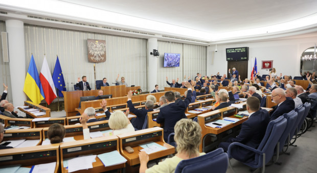 Posiedzenie Senatu (fot. PAP/Leszek Szymański) Senatorowie dali zielone światło nowelizacji dot. uznawania kwalifikacji zawodowych
