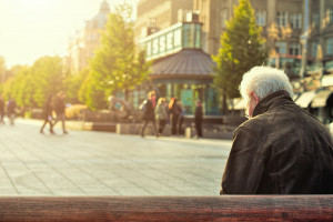 Niższy wiek emerytalny to niższe emerytury. O tyle spadłyby świadczenia
