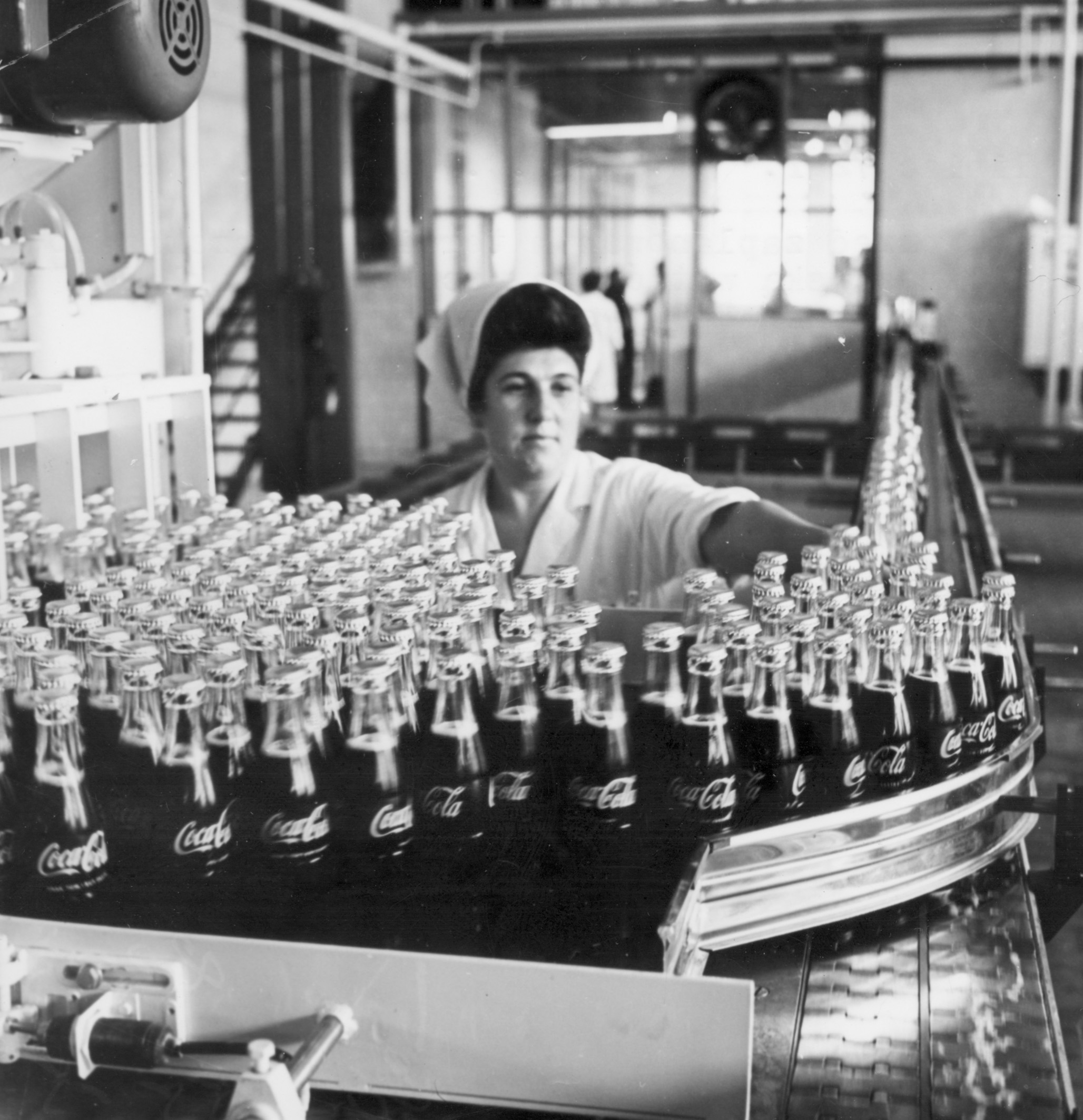 Wytwórnia Coca-Coli w roku 1972 (fot. PAP/Henryk Rosiak)