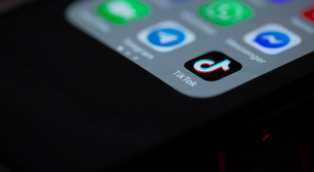 TikTok jest rozczarowany decyzją Komisji Europejskiej (fot. Solen Feyissa/Unsplash) Pracownicy Komisji Europejskiej stracą dostęp do TikToka