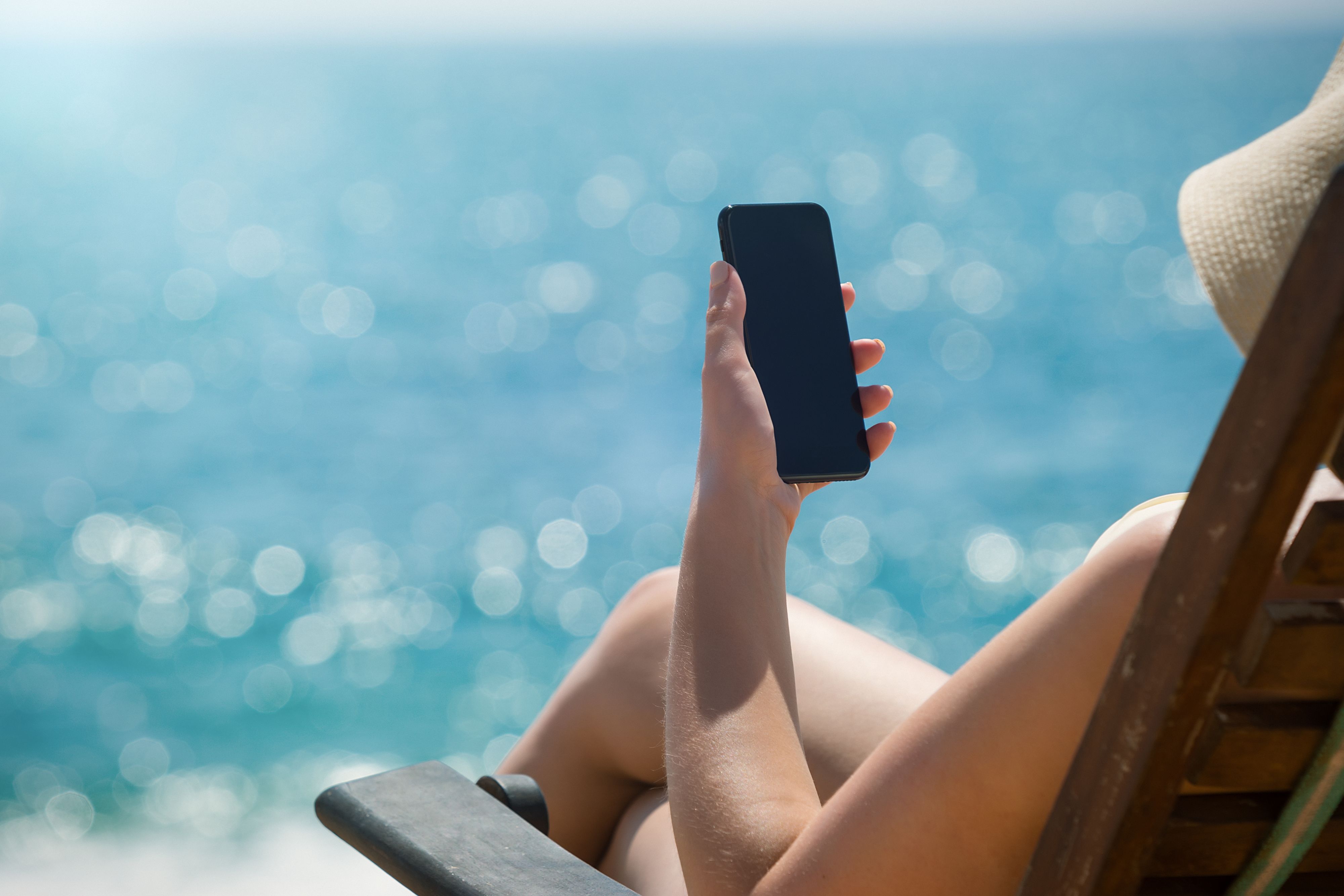 Pracownicy nie potrafią odciąć się od telefonu w weekendy czy podczas urlopu (Fot. Shutterstock)
